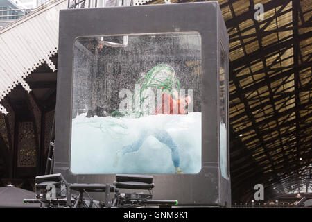 Londra, Regno Unito. Il 31 agosto 2016. Holoscenes dalla mattina presto Opera in Exchange Square, Broadgate. Geoff Sobelle eseguire "tubo" all'interno di un 13 ft, sostenendo con sempre crescente livello dell'acqua in questo Regno Unito premiere di Holoscenes. Le sei ore di prestazioni di subacquea si svolge come parte di Londra festival di masterizzazione prodotta da carciofo, commemorando il Grande Incendio di Londra (30 agosto al 4 settembre 2016). Foto Stock