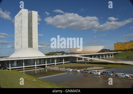 Brasilia plaza dei tre poteri della camera di vice e Senato capitale del Brasile edifici proiettata dall'architetto Oscar Niemeyer Foto Stock
