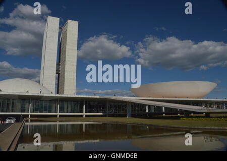 Brasilia plaza dei tre poteri della camera di vice e Senato capitale del Brasile edifici proiettata dall'architetto Oscar Niemeyer Foto Stock