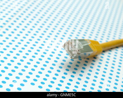 Cavo ethernet giallo Foto Stock