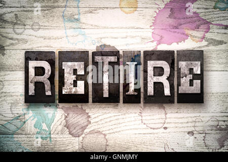 La parola "pneumatico" scritto in vendemmia, metallo sporchi tipo di stampa in rilievo su un dipinto di bianco sullo sfondo di legno con inchiostro e macchie di vernice. Foto Stock