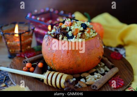 Risotto alla zucca fatta di riso con zafferano e frutta secca Foto Stock