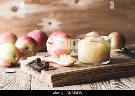 In casa la marmellata di mele sul tavolo di legno nel retro toni pastello, il tempo del raccolto Foto Stock