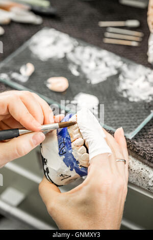 Donna dipinto a mano di dentiera, concetto della dentatura Foto Stock