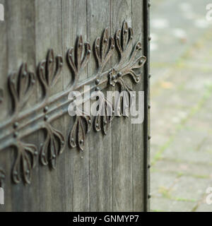 Porta in legno con cerniera decorativa dettaglio. Parte della vecchia San Michele e Tutti gli Angeli chiesa in Stourport. Foto Stock