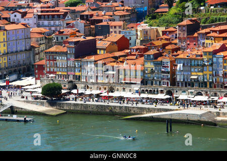 Lungo il fiume Douro, banca quartiere Ribeira di Porto, Portogallo Foto Stock
