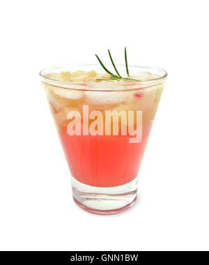 La limonata con il rabarbaro e il rosmarino in un vetro isolato su sfondo bianco Foto Stock