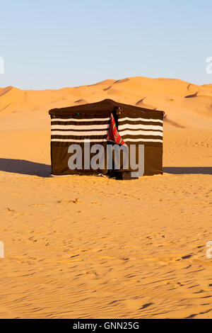 Empty Quarter e tenda nomade del popolo berbero in oman il vecchio deserto Foto Stock