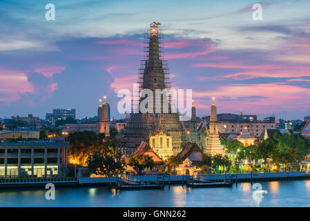 Wat Arun tempio buddista sulle rive del fiume Chao Phraya a Bangkok, in Thailandia Foto Stock