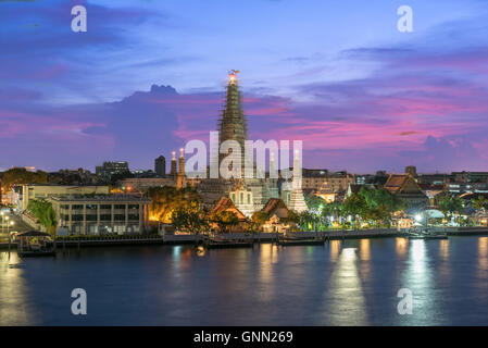 Wat Arun tempio buddista sulle rive del fiume Chao Phraya a Bangkok, in Thailandia Foto Stock