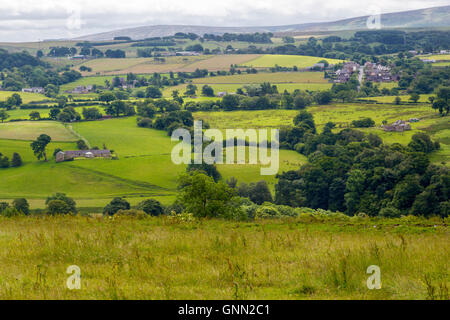 Cumbria, Inghilterra, Regno Unito. Vista a sud da Banks East Turret, Il Sentiero del Muro di Adriano. Villaggio a bassa fila in lontananza, all'estrema destra. Foto Stock