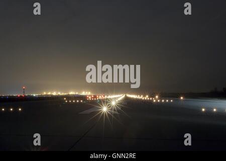 La pista si illumina di notte Foto Stock