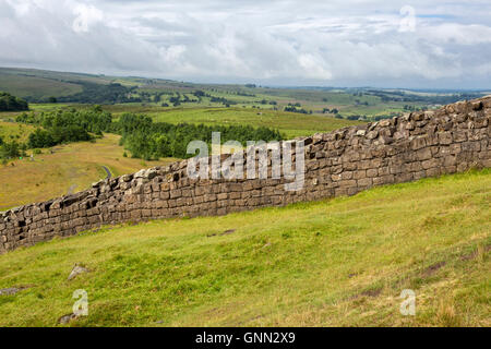 Northumberland, Regno Unito, Inghilterra. Il Vallo di Adriano sopra Walltown cava, vicino Gilsland. Foto Stock