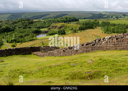 Northumberland, Regno Unito, Inghilterra. Il Vallo di Adriano sopra Walltown cava, vicino Gilsland. Foto Stock