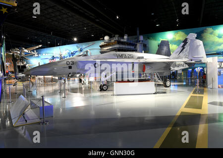Kalamazoo, MI, Stati Uniti d'America - 23 Giugno 2016: McDonnell Douglas F/A-18 Hornet sul display all'aria Zoo Museo in Kalamazoo, Michigan Foto Stock