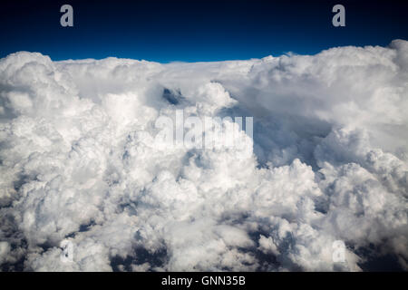 Aeromobile. Nuvole bianche attraverso la finestra durante il volo sopra le nuvole Foto Stock