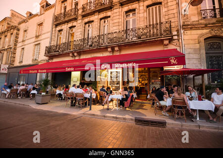 Terrazza di un ristorante al tramonto. Bordeaux, Gironde. Aquitaine Francia Europa Foto Stock