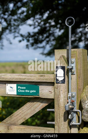 Northumberland, Inghilterra, Regno Unito. Fermo di aggancio del portellone sul vallo di Adriano sentiero, con Acorn emblema. Foto Stock