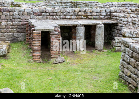 Northumberland, Inghilterra, Regno Unito. Chesters (Cilurnum) Roman Fort. Colonne sostituite mattoni Romani quando riparate Bath House piano. Foto Stock