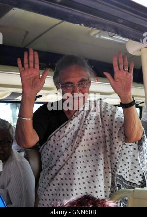 Di Allahabad, India. 31 Agosto, 2016. Ex Delhi a capo del ministro e Uttar Pradesh Chief Minister candidato per il Congresso Sheela Dixit onde persone durante un'elezione road show di Allahabad. Credito: Prabhat Kumar Verma/Pacific Press/Alamy Live News Foto Stock