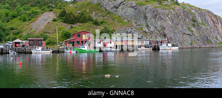 Scogliere rocciose con la pesca wharf e barche Foto Stock