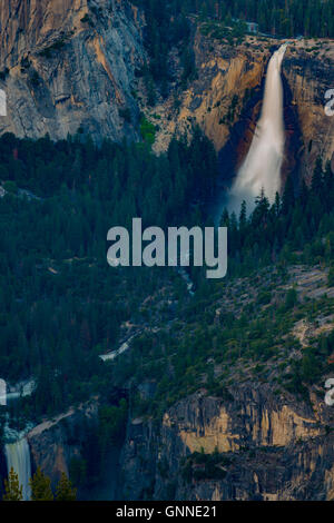 Il Nevada e primaverile cade come si vede dal punto ghiacciaio del Parco Nazionale Yosemite in California USA Foto Stock