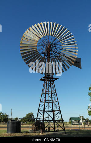 Il mulino a vento di enorme nel Queensland Outback - Australia Foto Stock