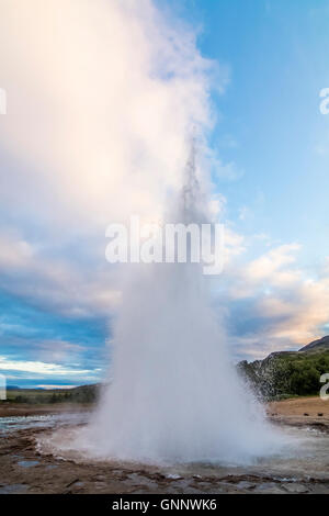 Strokkur geyser che erutta Foto Stock