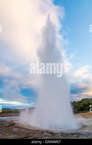 Strokkur geyser che erutta Foto Stock