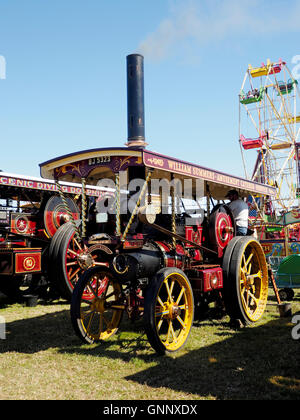 Un Burrell showmans motore (motore a vapore) alimentazione di un tradizionale Fairground Ride presso la grande Dorset vapore Fair 2016 Foto Stock