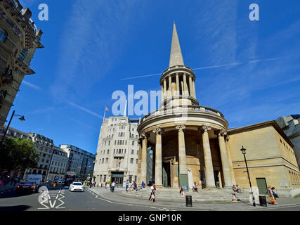 Londra, Inghilterra, Regno Unito. Tutte le anime Chiesa e BBC Broadcasting House in Langham Place Foto Stock