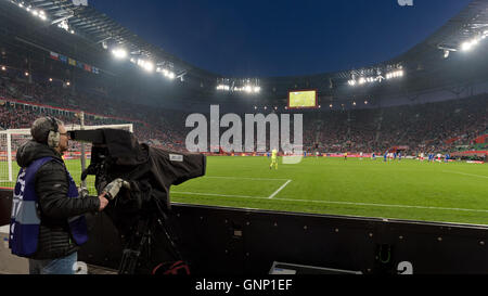 WROCLAW, Polonia - 26 Marzo 2016: vista del stadio pieno dietro il TV media broadcasting durante il match Foto Stock