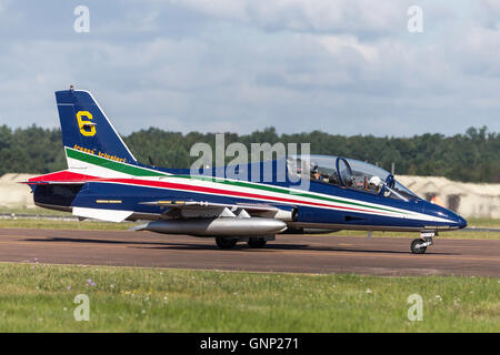 Frecce Tricolori formazione aerobatic team di visualizzazione della Forza Aerea Italiana Aeronautica Militare Italiano battenti Aermacchi MB-339 Foto Stock