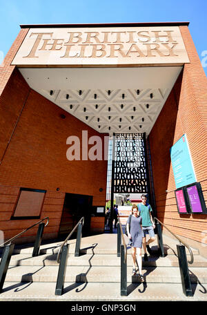 Londra, Inghilterra, Regno Unito. British Library su Euston Road. Portico di ingresso Foto Stock