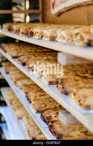 Cremagliere piena di tradizionale strudel in una panetteria Foto Stock