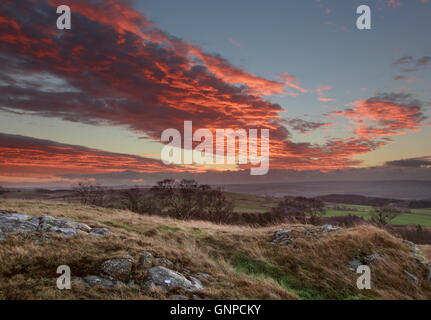 Una spettacolare metà inverno alba cielo sopra Walltown dirupi, il vallo di Adriano - guardando verso sud-est verso il sud Tyne valley. Foto Stock