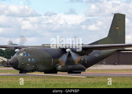 German Air Force (Luftwaffe) Transall C-160D cargo aerei in arrivo a RAF Fairford nel Gloucestershire. Foto Stock