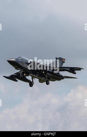 German Air Force (Luftwaffe) Panavia Tornado ECR per arrivare a RAF Fairford per il Royal International Air Tattoo (RIAT). Foto Stock