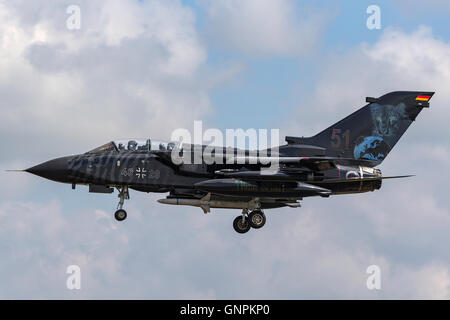 German Air Force (Luftwaffe) Panavia Tornado ECR per arrivare a RAF Fairford per il Royal International Air Tattoo (RIAT). Foto Stock