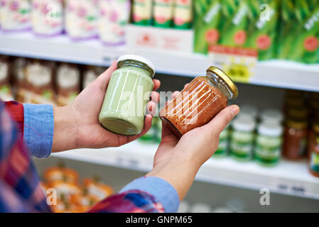 La donna acquista condimenti in un negozio Foto Stock