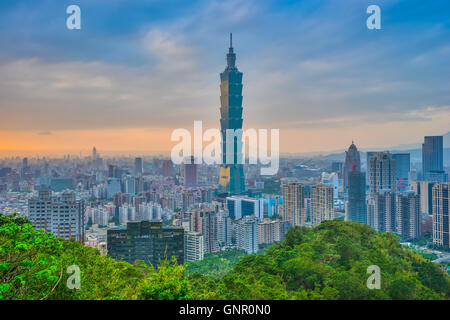 Taipei City skyline con il tramonto in Taiwan. Foto Stock