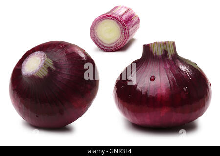 Set di cipolla rossa delle lampadine (Allium cepa) pelati interi. I tracciati di ritaglio, ombre separate. Gli elementi di design Foto Stock