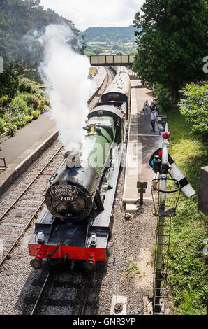 Un autista di esperienza del corso treno a vapore lasciando Winchcombe stazione REGNO UNITO vista da un ponte Foto Stock