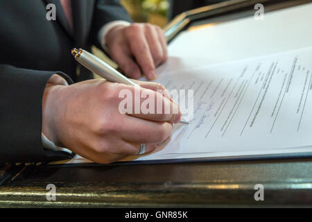 Poznan, Polonia, nozze civili di una coppia German-Polish Foto Stock