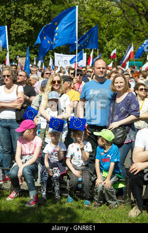 Varsavia, Polonia, dimostrazione di circa Oppositionsbuendnises bipartisan per il salvataggio della democrazia polacca Foto Stock