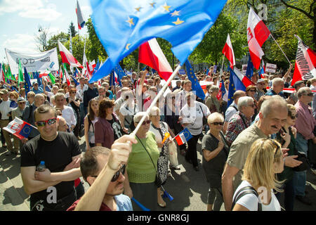 Varsavia, Polonia, dimostrazione di circa Oppositionsbuendnises bipartisan per il salvataggio della democrazia polacca Foto Stock