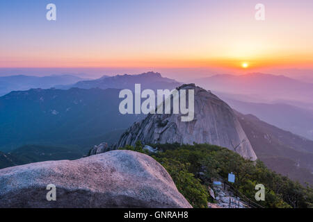 Sunrise di picco Baegundae, Bukhansan montagne a Seul, in Corea del Sud. Foto Stock