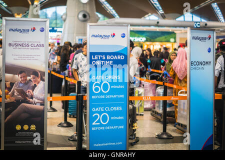 Kuala Lumpur, Malesia - circa agosto 2016: passeggeri alla Malaysia Airlines banco del check-in l'aeroporto internazionale di Kuala Lumpur Foto Stock