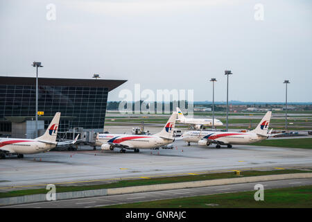 Kuala Lumpur, Malesia - circa agosto 2016: la Malaysia Airlines aeromobili presso l'Aeroporto Internazionale di Kuala Lumpur. Foto Stock