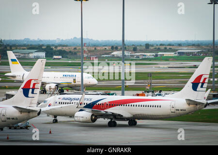 Kuala Lumpur, Malesia - circa agosto 2016: la Malaysia Airlines aeromobili all'Aeroporto Internazionale di Kuala Lumpur. Foto Stock